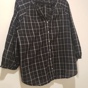 Old Navy Black and White Long Sleeve Button Down Blouse. Size L.